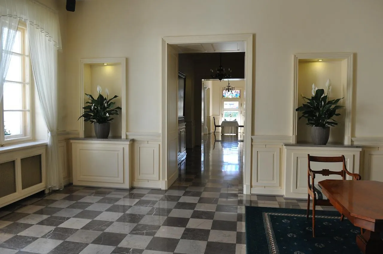 ****  Hotel 